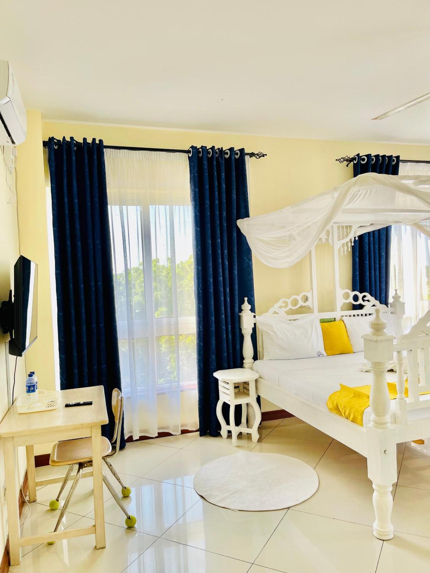 Elna'S Nyali - Work & Unwind - Pool, Sea Views, Ac & Fast Wi-Fi Mombasa Exterior foto